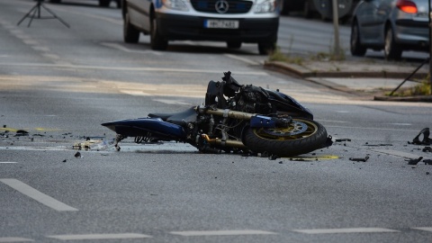 Nie żyje motocyklista, uczestnik wypadku w Głogowie. Zderzył się z nim kierowca nissana