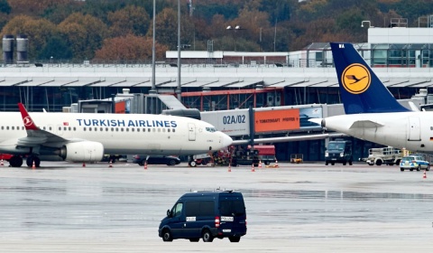 Policja w Hamburgu aresztowała mężczyznę przetrzymującego dziecko na lotnisku