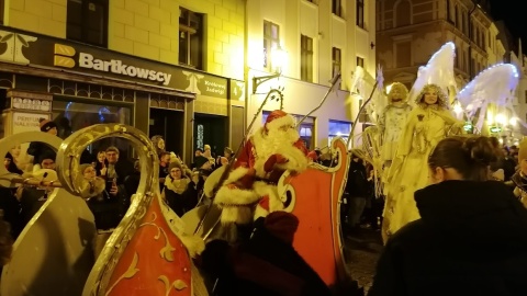 Mikołaje, anioły i bałwanek. Świąteczna parada przeszła ulicami Torunia [wideo, zdjęcia]