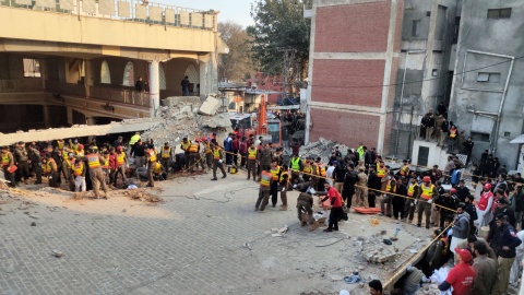 – Część świątyni się zawaliła i prawdopodobnie pod gruzami znajduje się kilka osób – przekazał przedstawiciel policji Sikandar Khan/fot. Bilawal Arbab, PAP/EPA