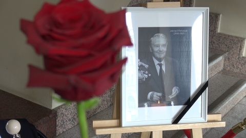 W związku ze śmiercią Leonarda Pietraszaka w ratuszu wystawiona została księga kondolencyjna. (jw)