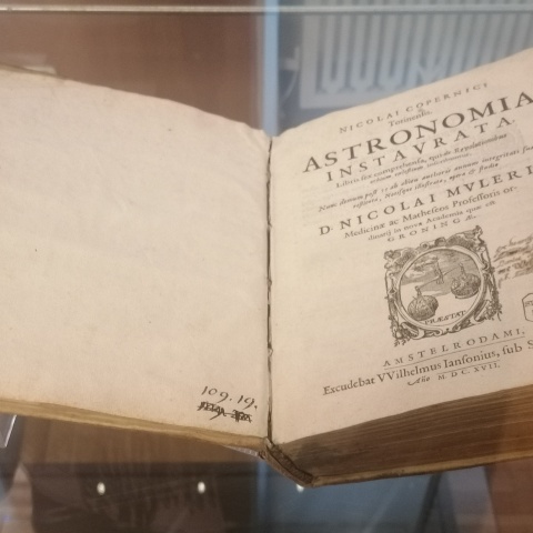 To najsłynniejsze dzieło Kopernika Specjalna wystawa zbiorów w Ratuszu Staromiejskim