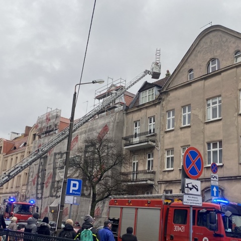 Pożar w kamienicy w centrum Bydgoszczy. Zapaliła się sadza w kominie [zdjęcia]