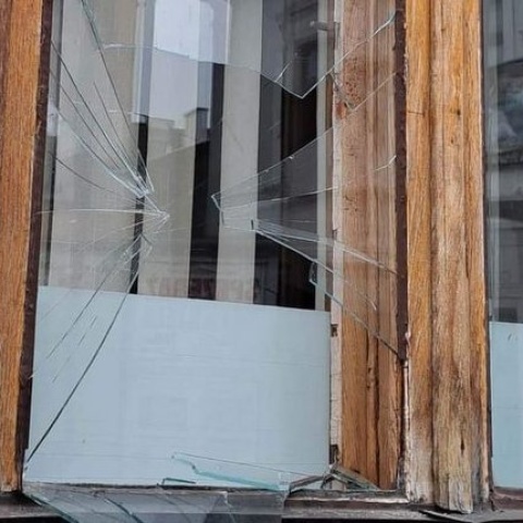 Włocławek: nieznani sprawcy wybili szybę w oknie siedziby Prawa i Sprawiedliwości