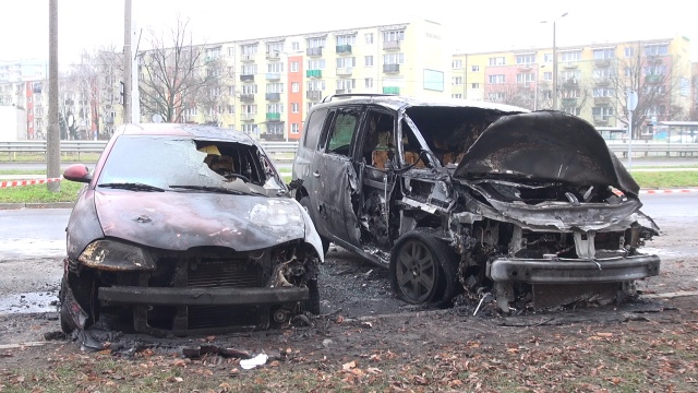 Trzy samochody doszczętnie spłonęły na bydgoskich Wyżynach [wideo, zdjęcia]