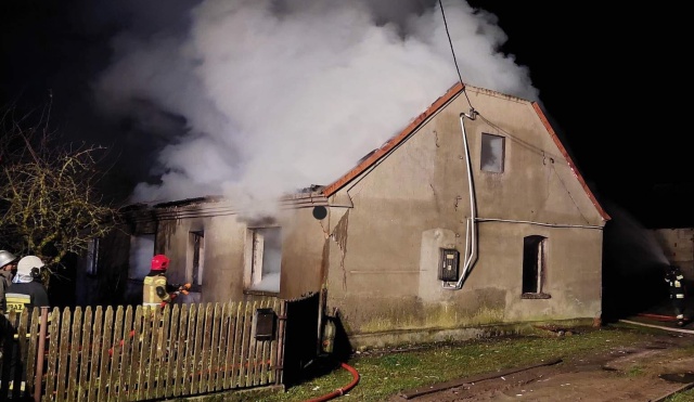 Nocny pożar w domu koło Brodnicy. Dwie osoby podtruły się dymem