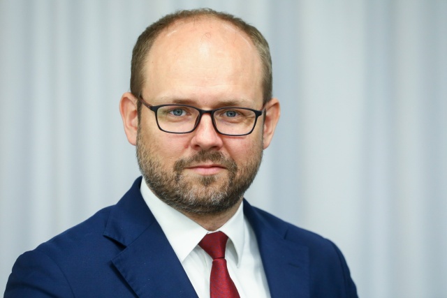 Przydacz: W sprawie relokacji konieczna decyzja Polaków, Sejm pracuje nad referendum
