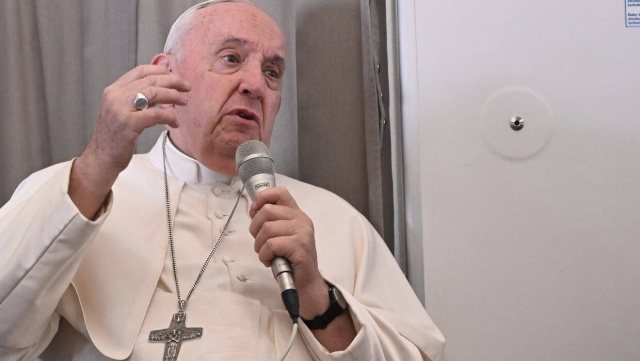 Watykan: Papież jest w dobrym stanie ogólnym, odpoczywa po operacji