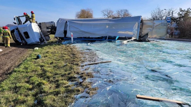 Szkło rozsypane na drodze. Tir z ładunkiem zderzył się z ciągnikiem w Minikowie [aktualizacja]