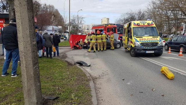 Zjechał na wysepkę dla pieszych i uderzył w latarnię. Wypadek w Bydgoszczy