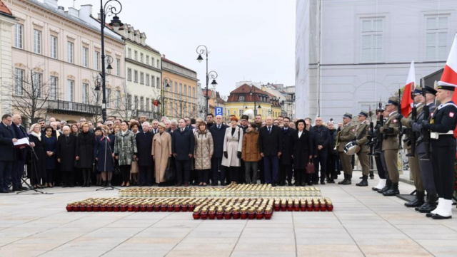 Apel Pamięci przed Pałacem Prezydenckim w rocznicę katastrofy smoleńskiej