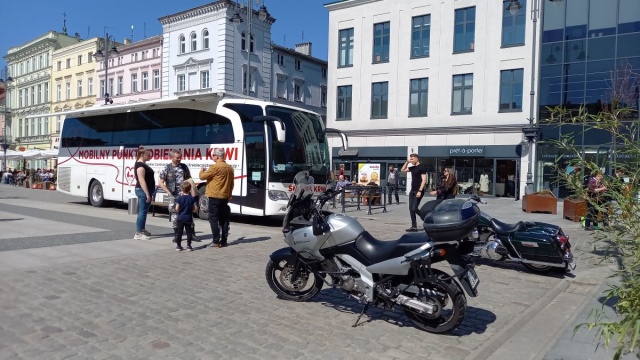Motocykliści zachęcali w Bydgoszczy do oddawania krwi. I dali przykład  [zdjęcia]