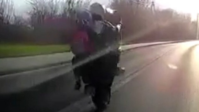 Nieodpowiedzialny wybryk motocyklisty. Jechał na tylnym kole i uderzył w auto [wideo]