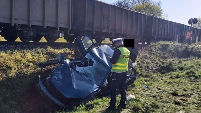 Kierowca wjechał prosto pod pociąg towarowy. Podobno zignorował czerwone światło