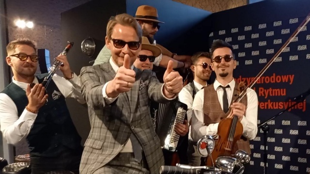 Chcą pobić rekord w graniu na instrumentach z recyklingu. Drums Fusion 2023 [wideo]