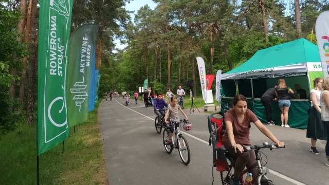 Ze szkołą i indywidualnie, starsi i najmłodsi  bydgoszczanie nabijają rowerowy licznik [zdjęcia]