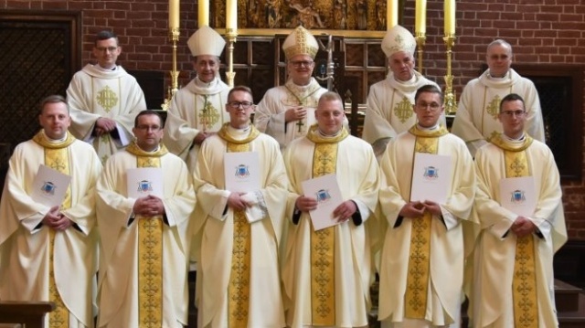 Diecezja toruńska ma sześciu nowych księży. Będą posługiwać w Toruniu, Grudziądzu i Działdowie [zdjęcia]