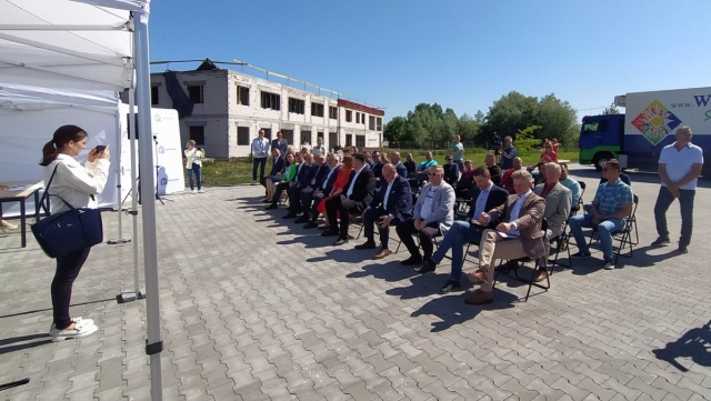 Nową halę targową i drogi dojazdowe zbudują w Grudziądzu. Pierwsza łopata wbita