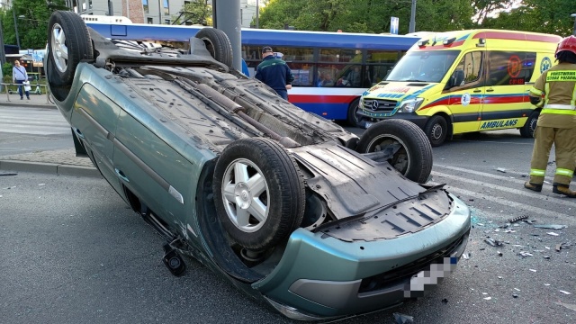 Zderzenie i dachowanie. Kraksa na skrzyżowaniu Królowej Jadwigi z Focha. Utrudnienia [zdjęcia]