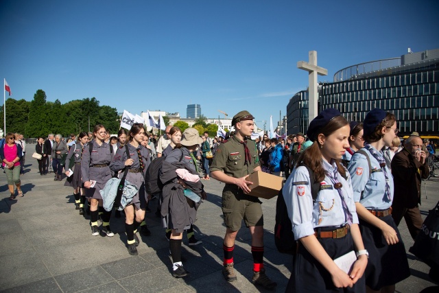 Procesja harcerzy z relikwiami bł. Stefana Wincentego Frelichowskiego w Warszawie