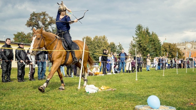 Testowanie celności i to na koniu Turniej Łucznictwa Konnego w Golubiu-Dobrzyniu [zdjęcia, wideo]