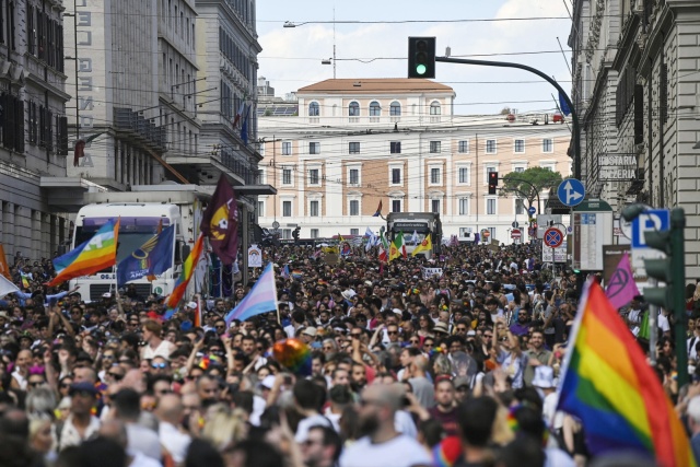 Włochy: na rzymskiej paradzie równości opozycja domagała się legalizacji wynajmu surogatek