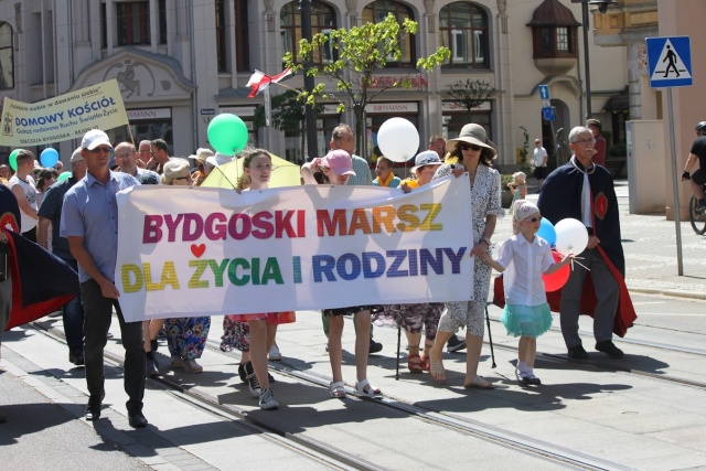 Promują wartości i siłę miłości Marsz dla Życia i Rodziny na ulicach Bydgoszczy [zdjęcia, wideo]