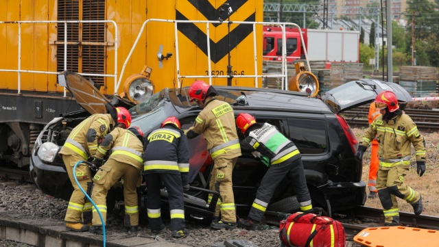 Rozpędzona lokomotywa zmiotła auto z torów. Ćwiczenia służb ratunkowych [zdjęcia]