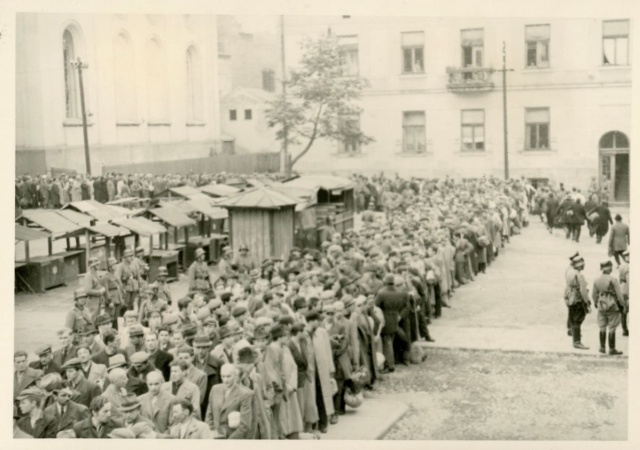 Muzeum Auschwitz: unikatowe fotografie z deportacji pierwszych Polaków do obozu