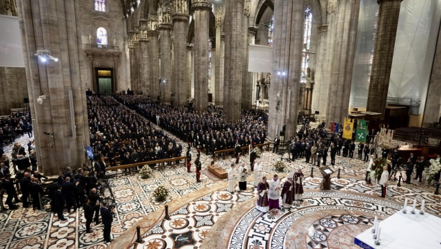 Włochy: Tysiące ludzi na uroczystościach pogrzebowych Silvio Berlusconiego [wideo]