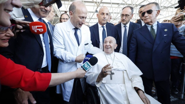 Papież Franciszek opuścił rzymską klinikę Gemelli i wrócił do Watykanu [wideo]