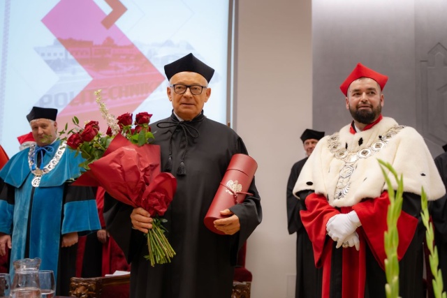 Profesor Janusz Kowal odebrał tytuł doktora honoris causa Politechniki Bydgoskiej. To przyjaciel uczelni