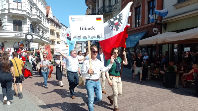 Kolorowa parada na zakończenie Zjazdu Miast Nowej Hanzy w Toruniu [wideo, zdjęcia]