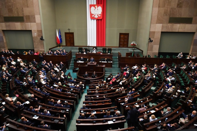 Wybory i referendum ws. migrantów jednego dnia. Nowelizacja ustawy przyjęta