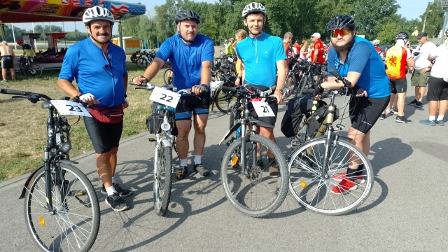 Prawie 200 km na rowerze po jednym z najstarszych szlaków. Ruszyła Sztafeta Jakubowa [wideo]
