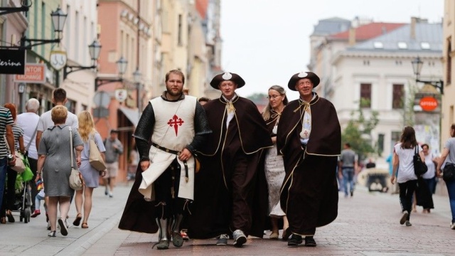 Pokazy świetlne, zabytkowe autobusy, jarmarki. Zaplanuj weekend [przewodnik]