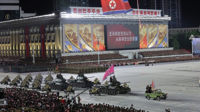 Parada wojskowa w Korei Północnej. Wśród gości minister obrony Rosji [wideo]