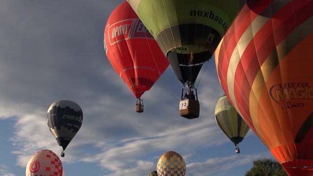 Rywalizacja na niebie. W Rypinie trwają Balonowe Mistrzostwa Polski [wideo]