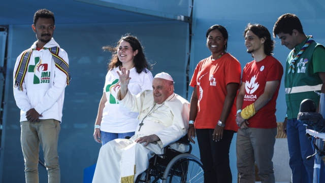 ŚDM w Lizbonie: Papież wyspowiada grupę młodzieży i poprowadzi Drogę Krzyżową [wideo]