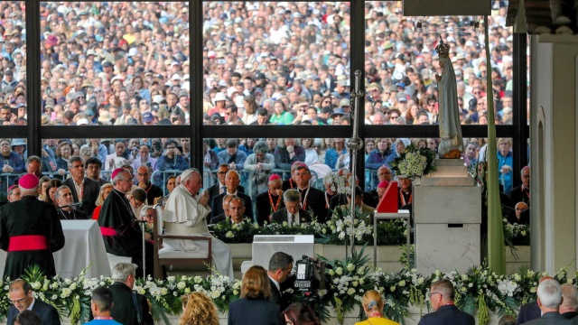 Dziesiątki tysięcy młodych ludzi zmierzają na czuwanie z papieżem w Lizbonie