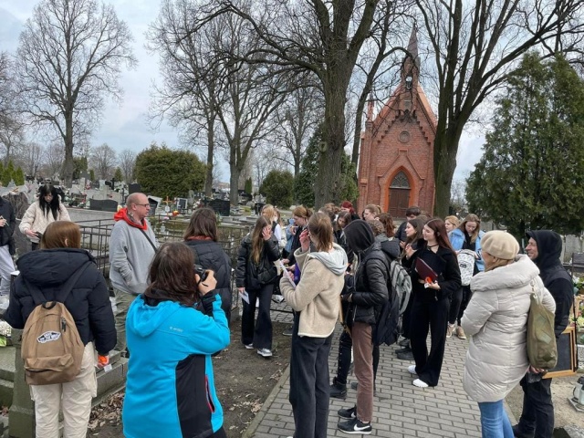 Pamiętają o Polakach w Rumunii. Uczniowie z Inowrocławia pomagają w renowacji cmentarza