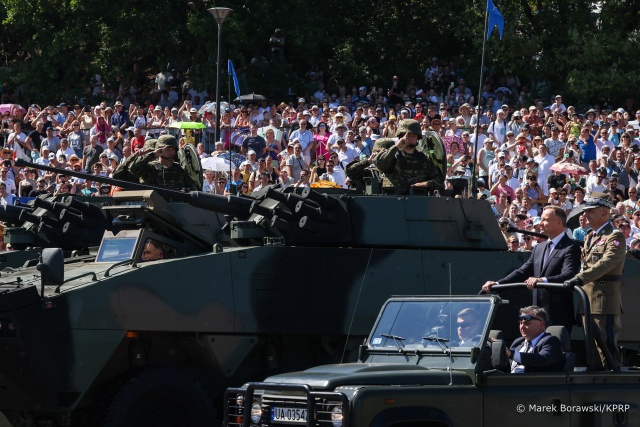 Defilada w Święto Wojska Polskiego. W stolicy prezentowało się ponad dwa tysiące żołnierzy [zdjęcia, zapis transmisji]