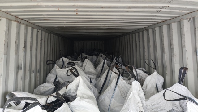 W ciężarówce ponad 22 tony nielegalnych odpadów. Odbiorcą miała być firma z Malezji