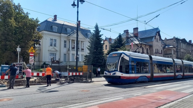 Tramwaje wróciły na ul. Gdańską. Prace wodociągowe poza pasem jezdni [wideo]