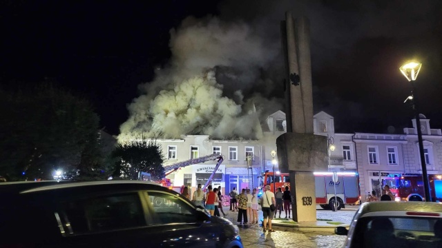 Nocny pożar w Nakle. Płonęła kamienica na rynku. Jedna osoba nie żyje