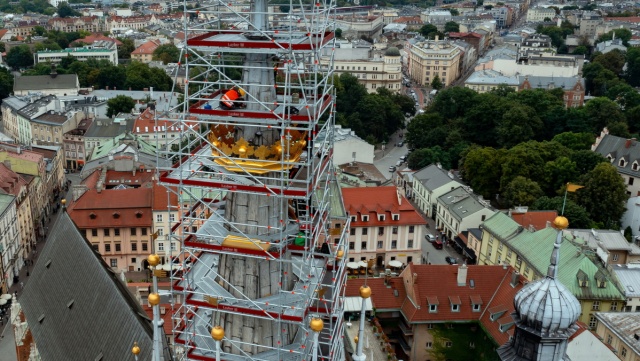 Zabytkowa korona królewska wróciła po renowacji na wieżę Mariacką w Krakowie [wideo]