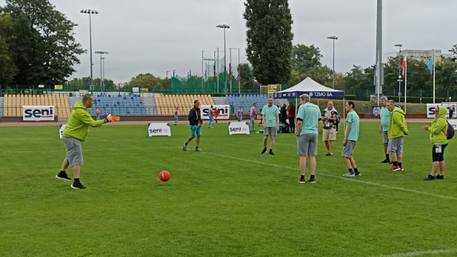 Grają na tyle, na ile potrafią, a na boisku zostawiają serce. Zawody Seni Cup w Toruniu [wideo, zdjęcia]