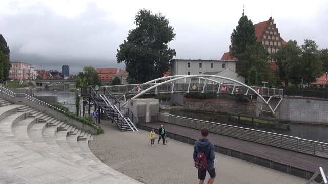 Kładka Kiepury znowu na chodzie. Romantyczny mostek ma tymczasowe schody [wideo, zdjęcia]