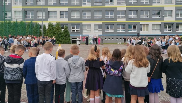 Rok szkolny 20232024 rozpoczęty. Blisko 270 tysięcy uczniów zasiadło w ławkach
