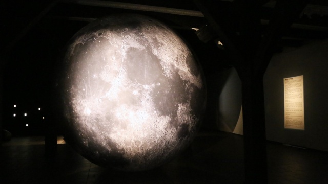 Czterometrowy Księżyc przyciąga wzrok na wystawie w toruńskiej Wozowni [zdjęcia]